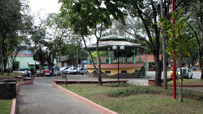 Coreto da Praça Cônego Manzi, onde a programação de aniversário de São Francisco Xavier acontecerá, ao lado de árvores e área verde.