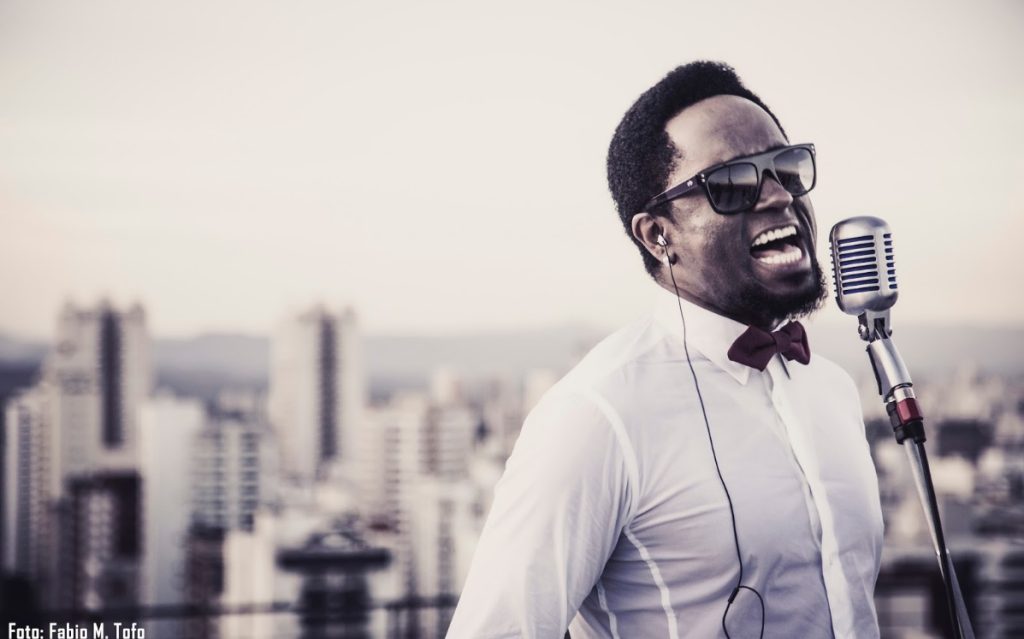 regis paulino se apresenta no projeto jazz no galpão