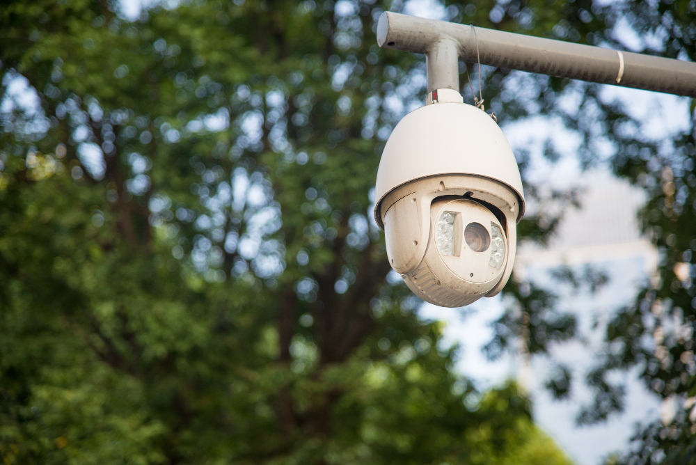 Câmara de monitoramento/segurança em um espaço público, com árvores ao fundo. A instalação do equipamento em cresches municipais foi aprovada pela Câmara de SJC.