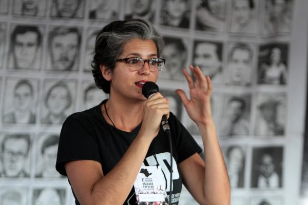 Vivian Mendes, uma das candidatas ao Senado por SP. Ela é branca, usa óculos de grau e possui cabelo liso/ondulado preto com mechas grisalhas na frente.