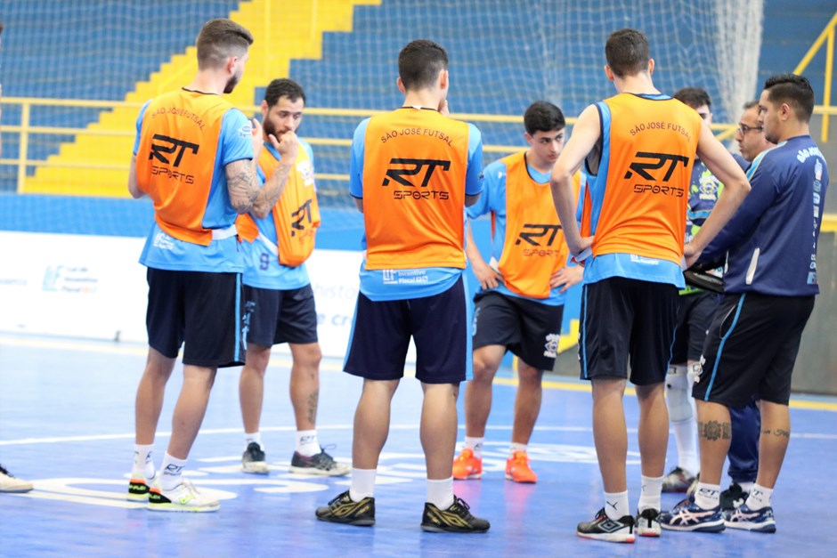 Elenco do São José Futsal se preparando para o jogo contra o Corinthians pela Liga Nacional