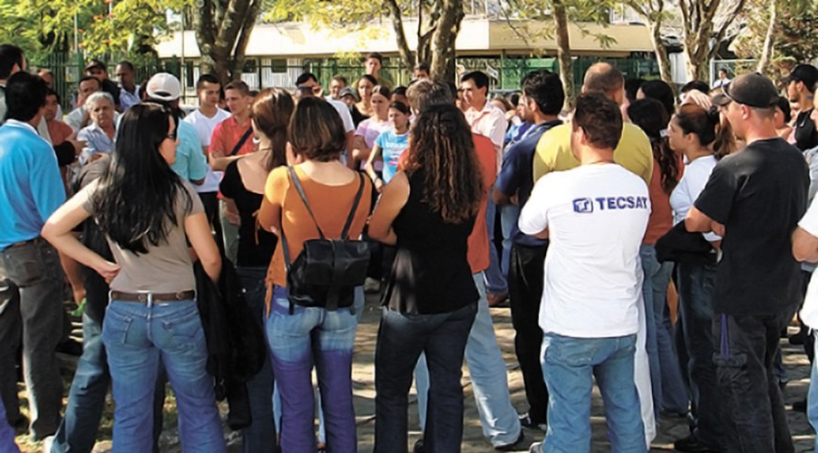 Ex-trabalhadores da Tecsat de São José dos Campos