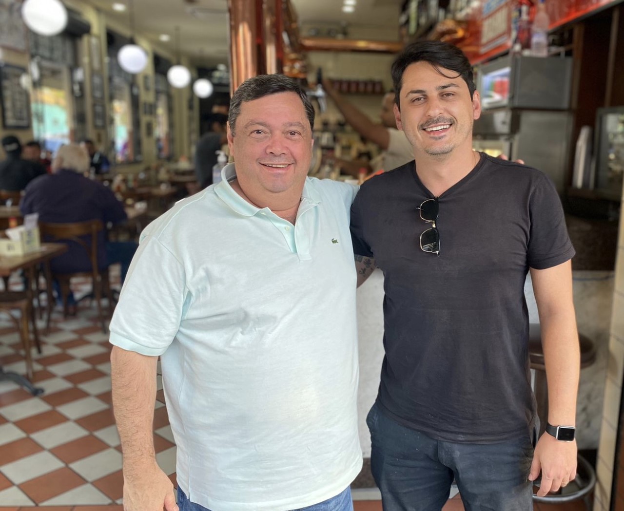 Benedito Córdoba e Gustavo Martini, sócios da Estação Coronel do Shopping Jardim Oriente. Os dois estão com um semblante alegre.