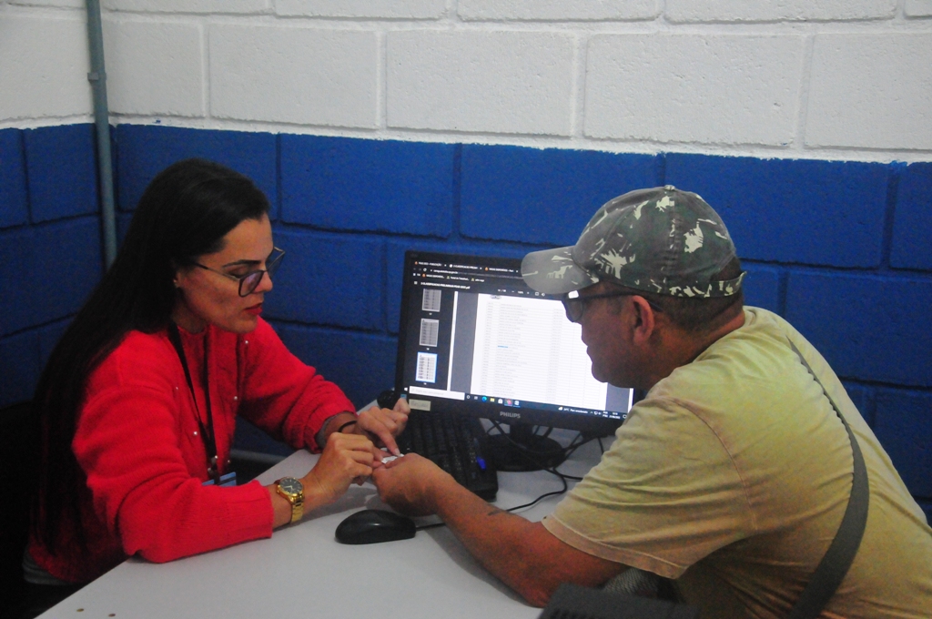 Funcionária do CATE em atendimento a um munícipe, coletando sua biometria. PAT de Caraguá tem 219 vagas abertas até esta sexta.