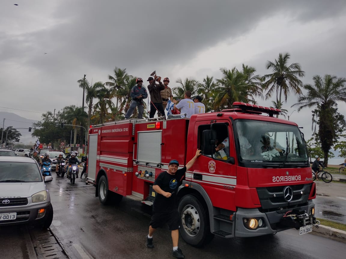 Filipe Toledo percorre ruas de Ubatuba de caminhão de bombeiro