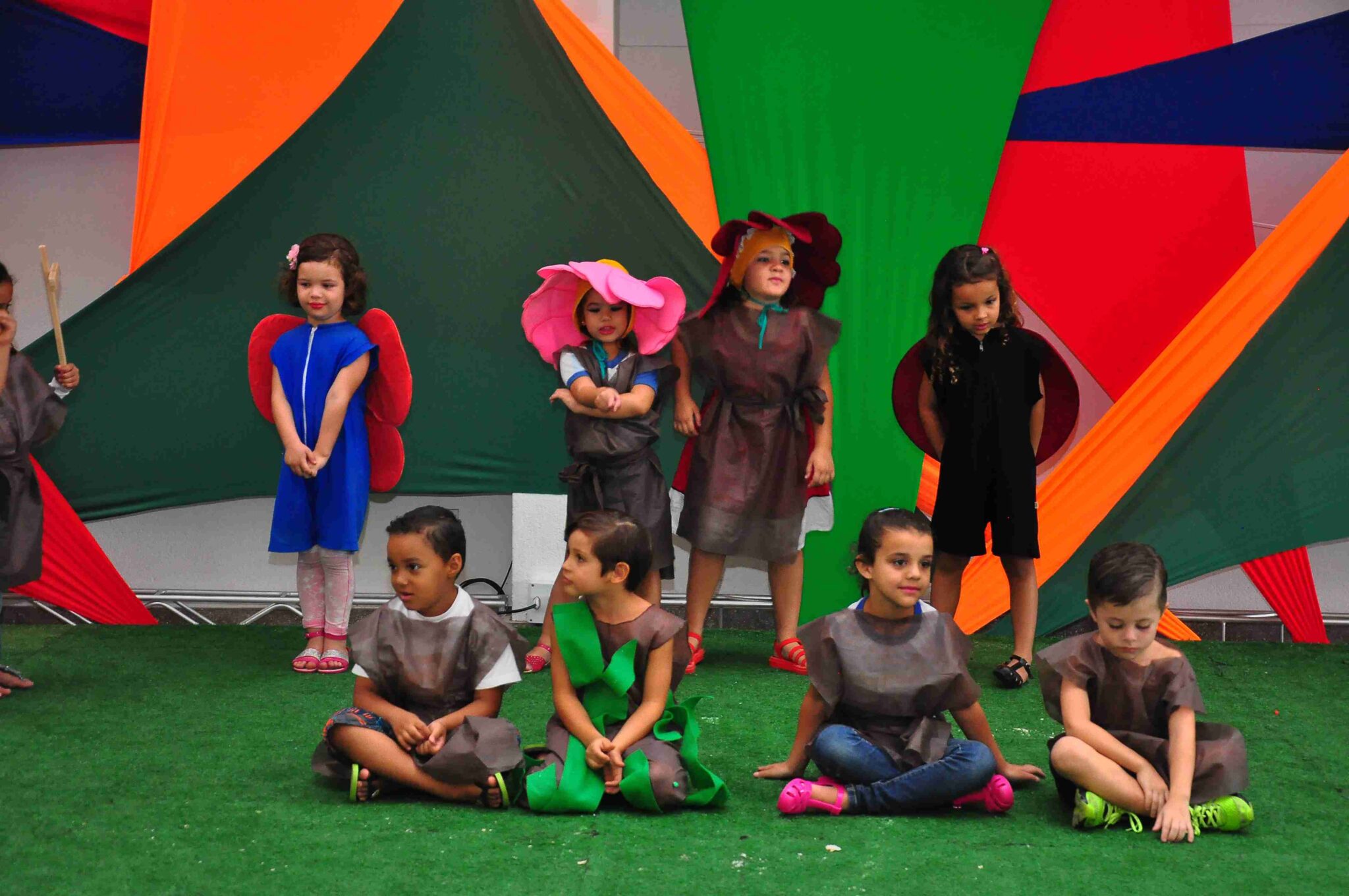Alunos durante apresentação da Feira Literária de Caraguatatuba