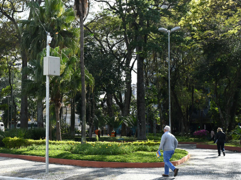 Homem andando em uma praça de São José dos Campos, simulando o PL que prevê a instalação de câmeras, de autoria do vereador Rafael Pascucci.