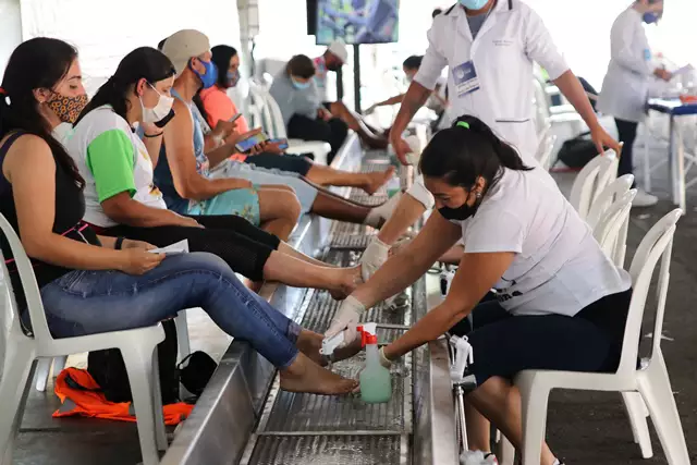 Voluntários lavando os pés dos devotos, durante a Tenda dos Peregrinos, no Santuário Nacional de Aparecida.