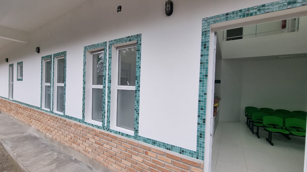 Prédio da UBS do bairro Costa Norte, em Ilhabela, já com as obras finalizadas.
