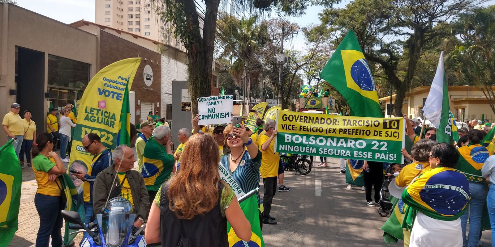 Apoiadores do presidente Jair Bolsonaro em ato a favor do governo em SJC