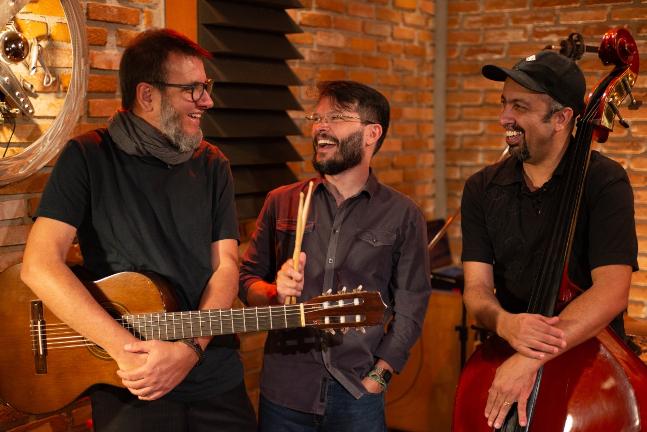 Trio que reúne os músicos Joca Freire, Julio Martins e Marcelo Soares e fará show em São José