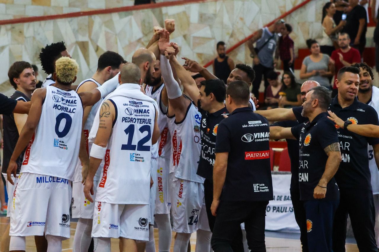 Jogadores do São José Basketball em ação pelo Campeonato Paulista