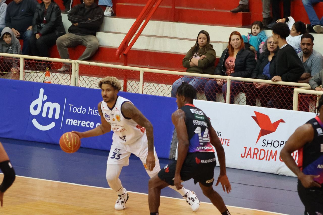 Jogador do São José Basketball em ação no jogo contra o Franca, no Linneu de Moura