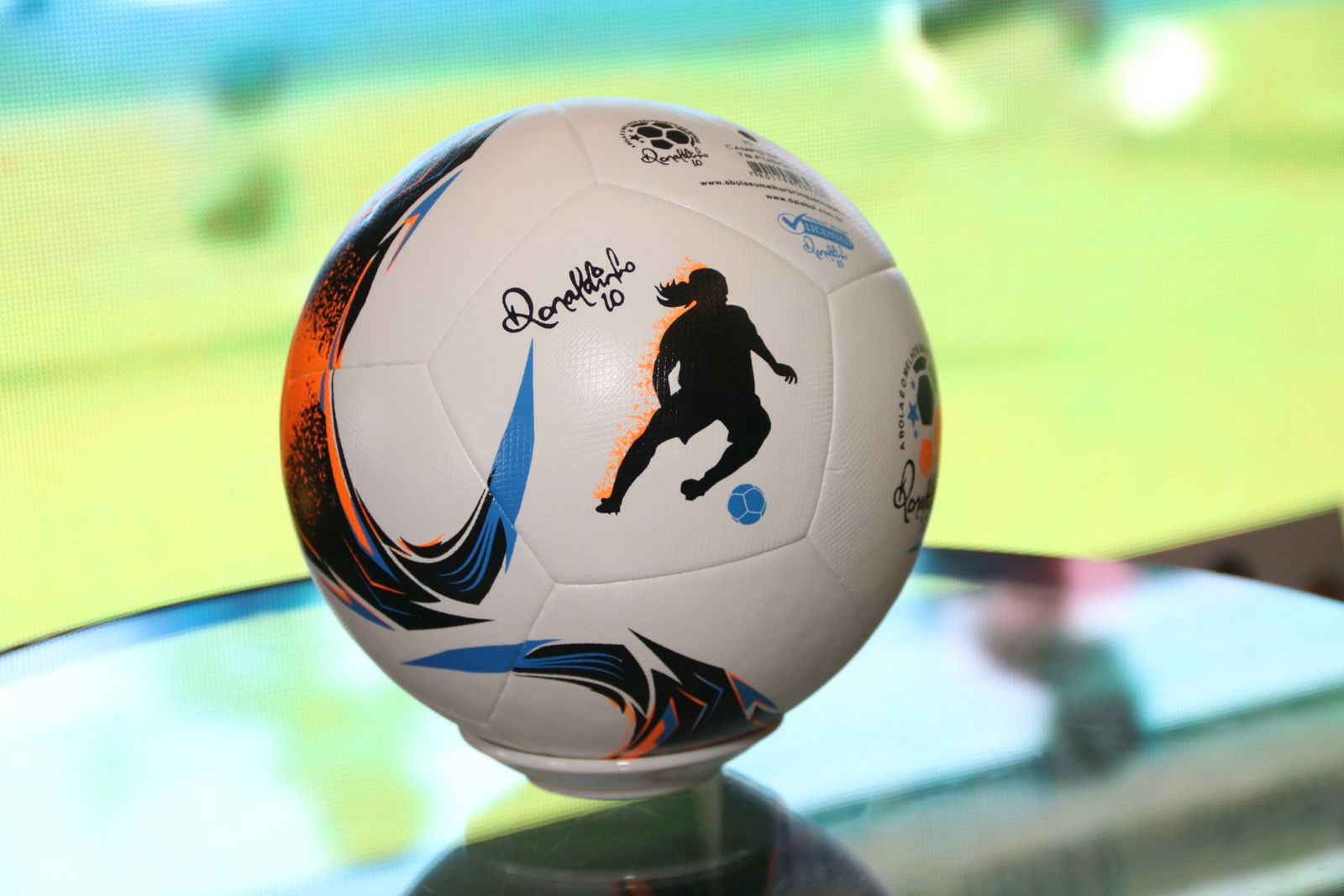 Bola do jogo entre ‘Amigos do Ronaldinho x Estrelas’, que acontece em outubro, em São José dos Campos
