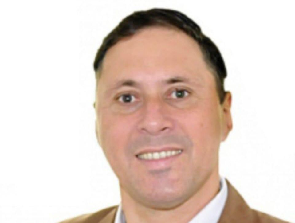 Priante, candidato a deputado federal por Jacareí. A foto mostra um close de seu rosto. Ele é branco, tem cabelo liso e castanho repartido e penteado e aparece sorrindo.