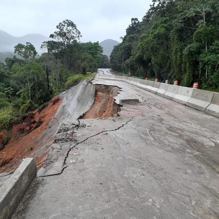 Trecho em que asfalto cedeu na rodovia Rio-Santos em Ubatuba