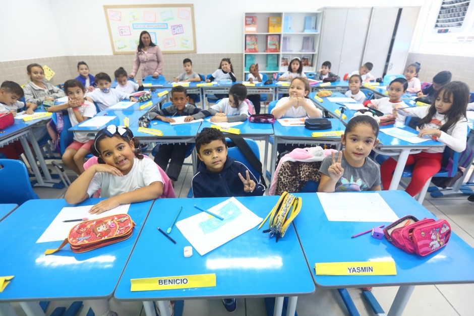 Crianças estudantes do ensino fundamental da rede municipal em São José dos Campos durante aula.