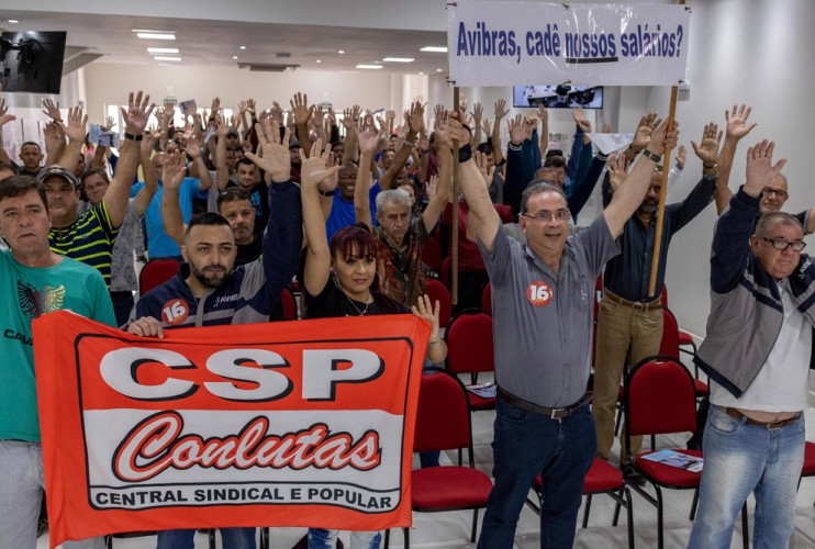Metalurgicos Avibras, em Jacareí, comemoram estabilidade de emprego por mais oito meses