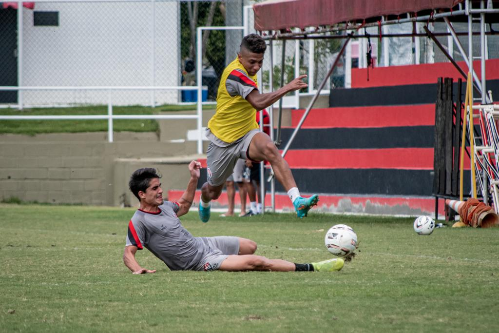 Equipe do Vitória, com um uniforme cinza, colete amarelo, durante um treinamento.