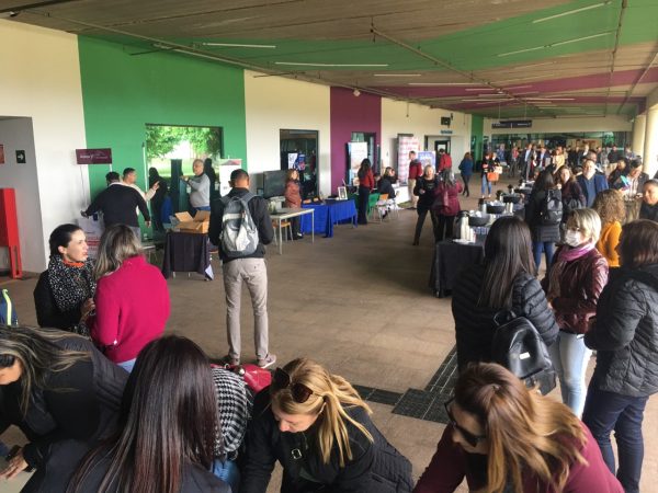 Expositores do Congresso lado a lado.