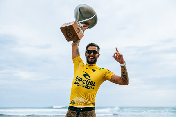 Ubatubense Filipe Toledo levantando título mundial da WSL