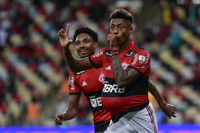 Bruno Henrique comemorando gol, com o dedo na boca, durante vitória do Flamengo.