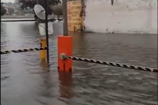 Rua da zona sul de SJC está alagada desde segunda-feira (26)