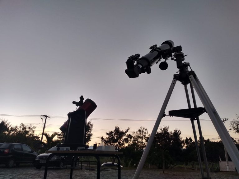Telescópio instalado em praça de Taubaté para o projeto Astronomia no Sítio.