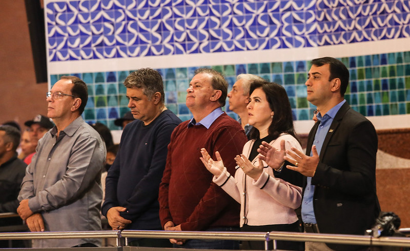 Simone Tebet em Aparecida, ao lado de sua equipe, durante missa na Basílica.