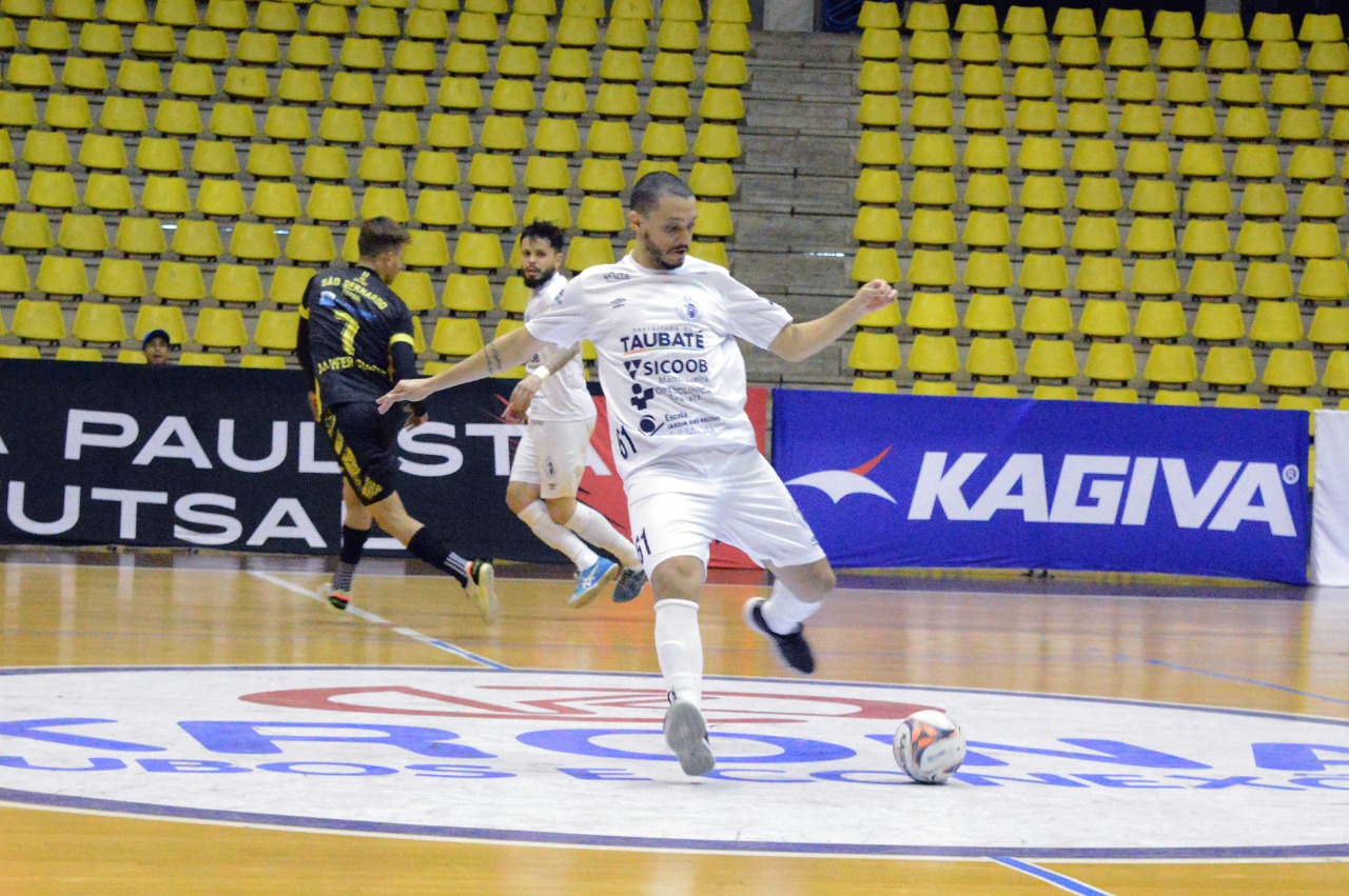 Jogadores do Taubaté Futsal em ação no jogo contra o São Bernardo pela Liga Paulista