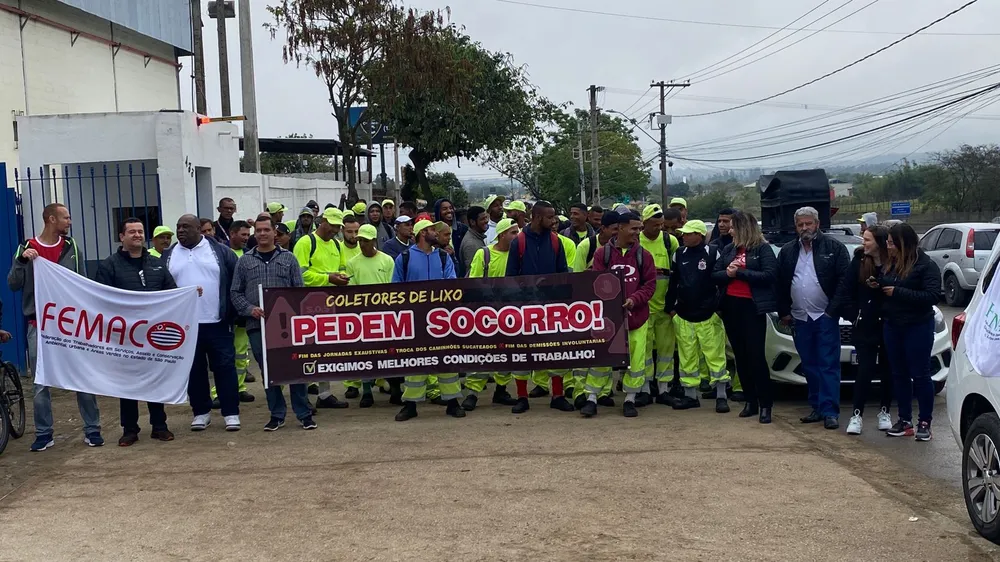 Coletores ambientais fazem paralisação em São José dos Campos
