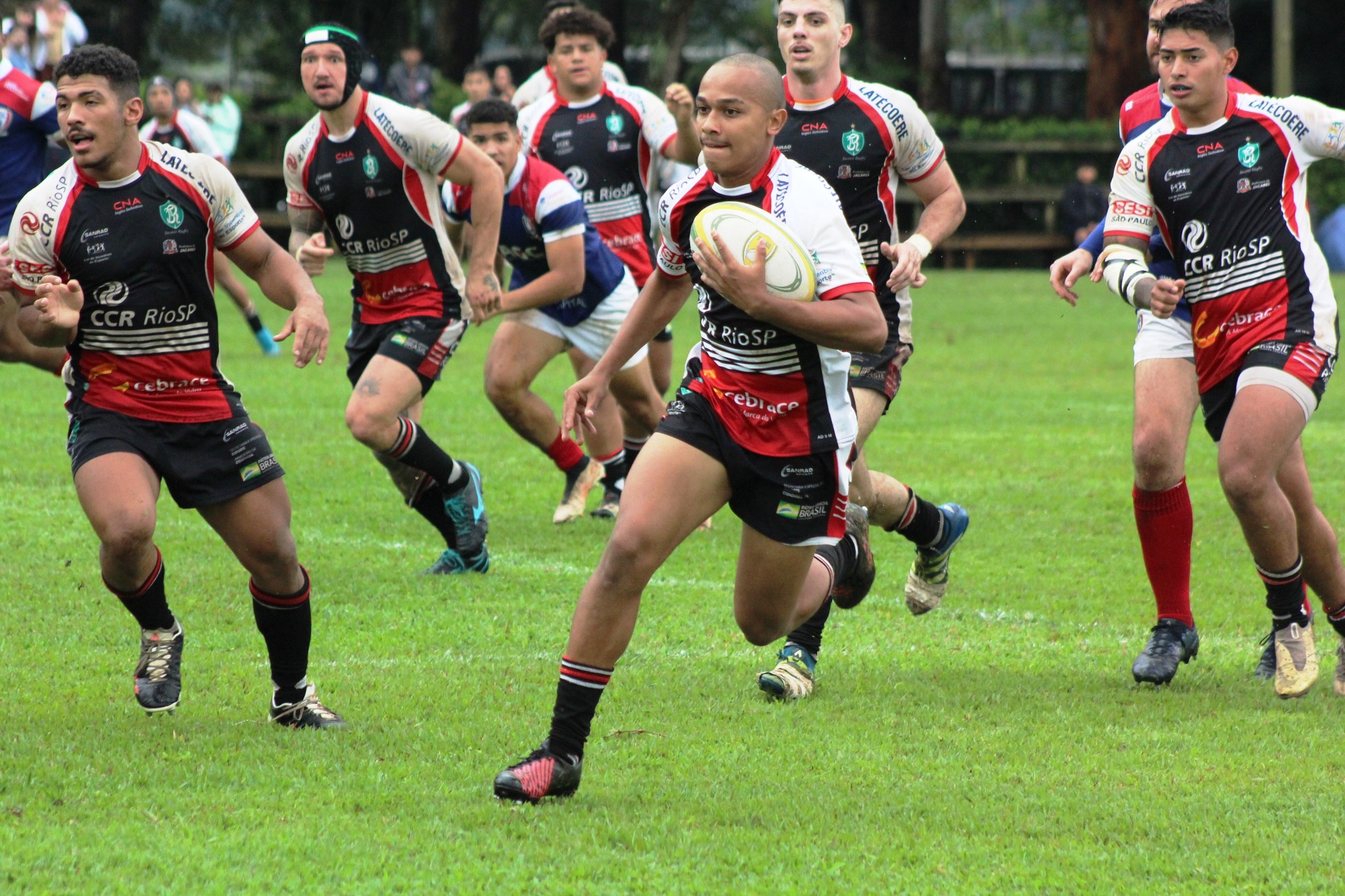 Jogadores do Jacareí Rugby durante a semifinal contra o Pasteur