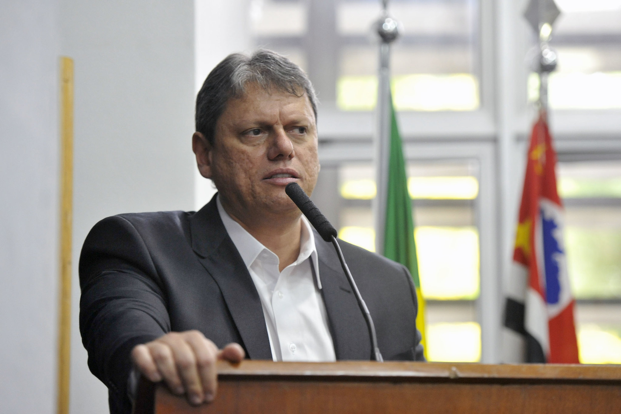 Tarcísio de Freitas em pronunciamento em ciam de palanque