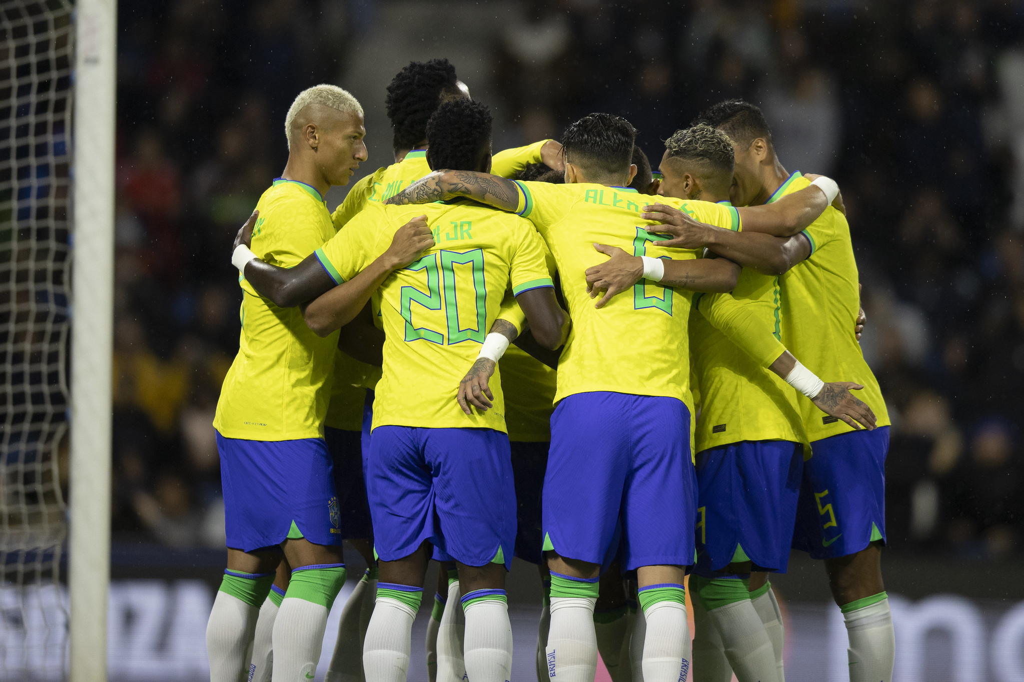 Jogadores da seleção brasileira reunidos em círculo durante amistoso contra Gana, em setembro, como parte da preparação para a Copa do Mundo.