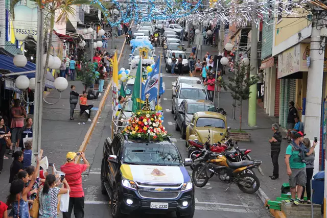 Veículos enfeitados com bandeiras do Brasil e de Aparecida, durante carreata em homenagem à Padroeira.