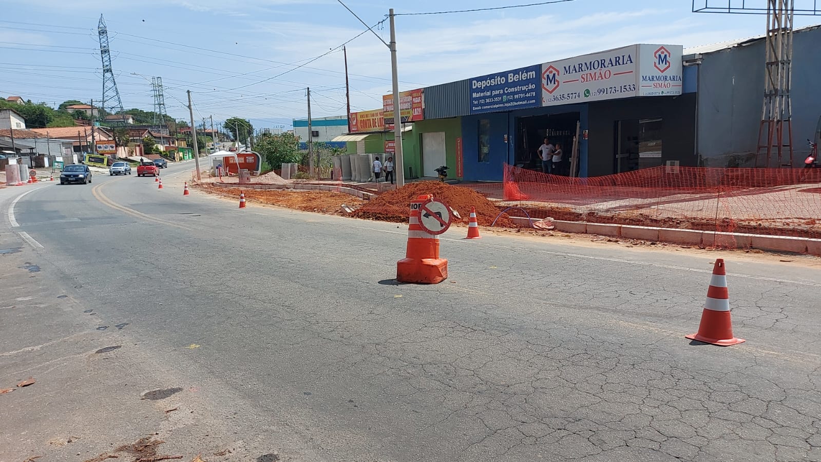 Cruzamento da Manoel dos Santos com a Rodovia Oswaldo Cruz, em Taubaté