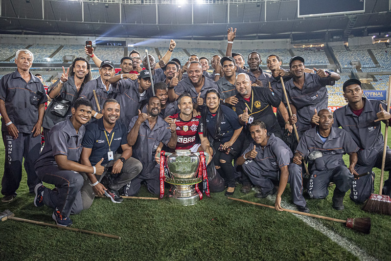 Diego Ribas do Flamengo posa para foto com funcionários da limpeza do Maracanã após título da Copa do Brasil