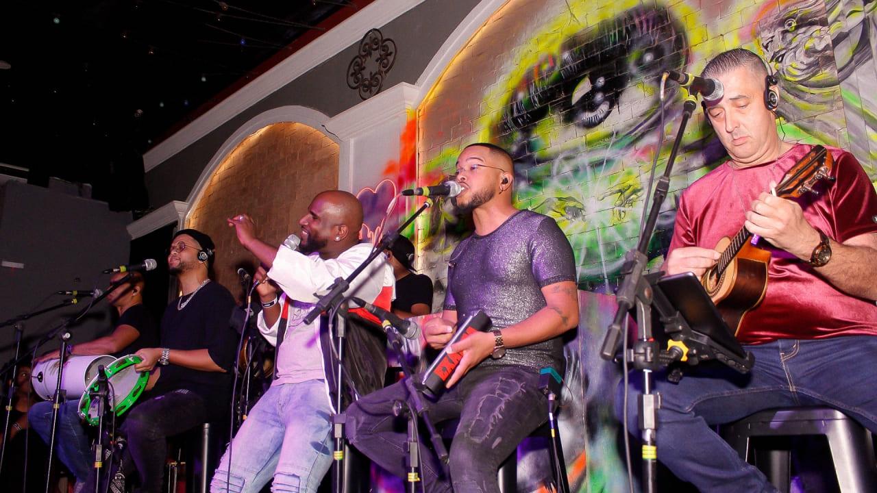 Grupo Exaltasamba em apresentação