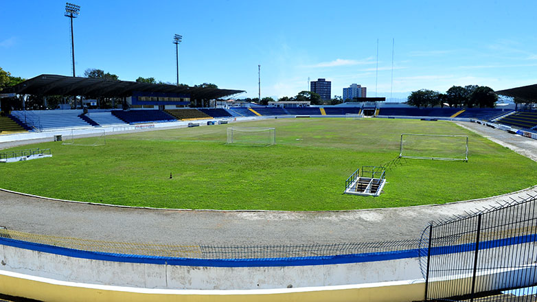 Visão geral do estádio do Martins Pereira, antes da reforma. Foto: PMSJC