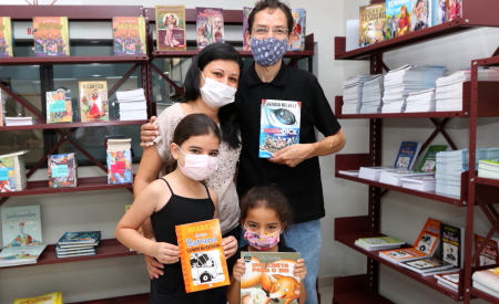 Família com livros recebidos na Feira Luterária de Jacareí