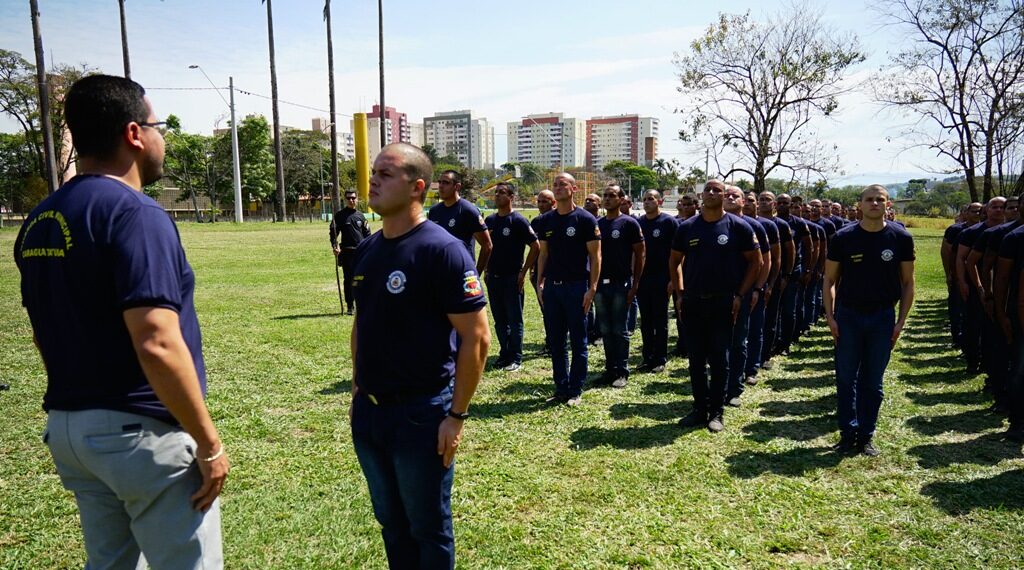 Prefeito Aguilar Junior (MDB) durante a formação da Guarda Civil Municipal de Caraguatatuba