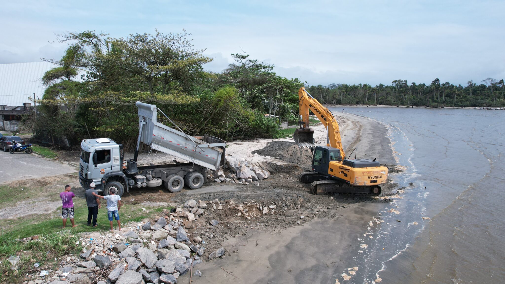 Obras do lado sul do Rio Juqueriquerê, em Caraguatatuba