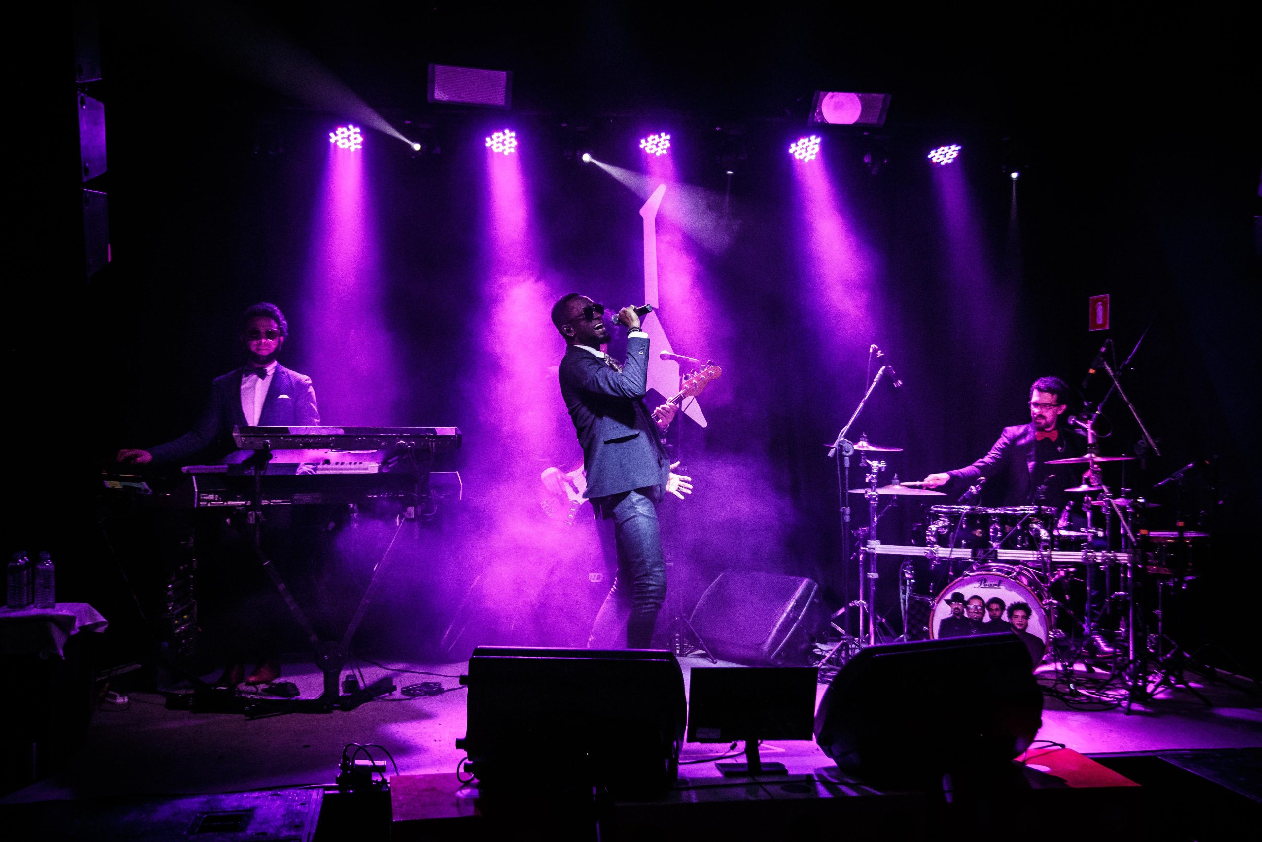 Show do Serial Funkers com luzes roxas.