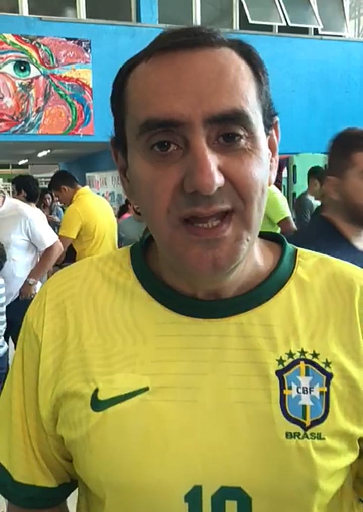 Anderson Faria fala após votar na Escola Natural Vivência, zona norte de São José dos Campos