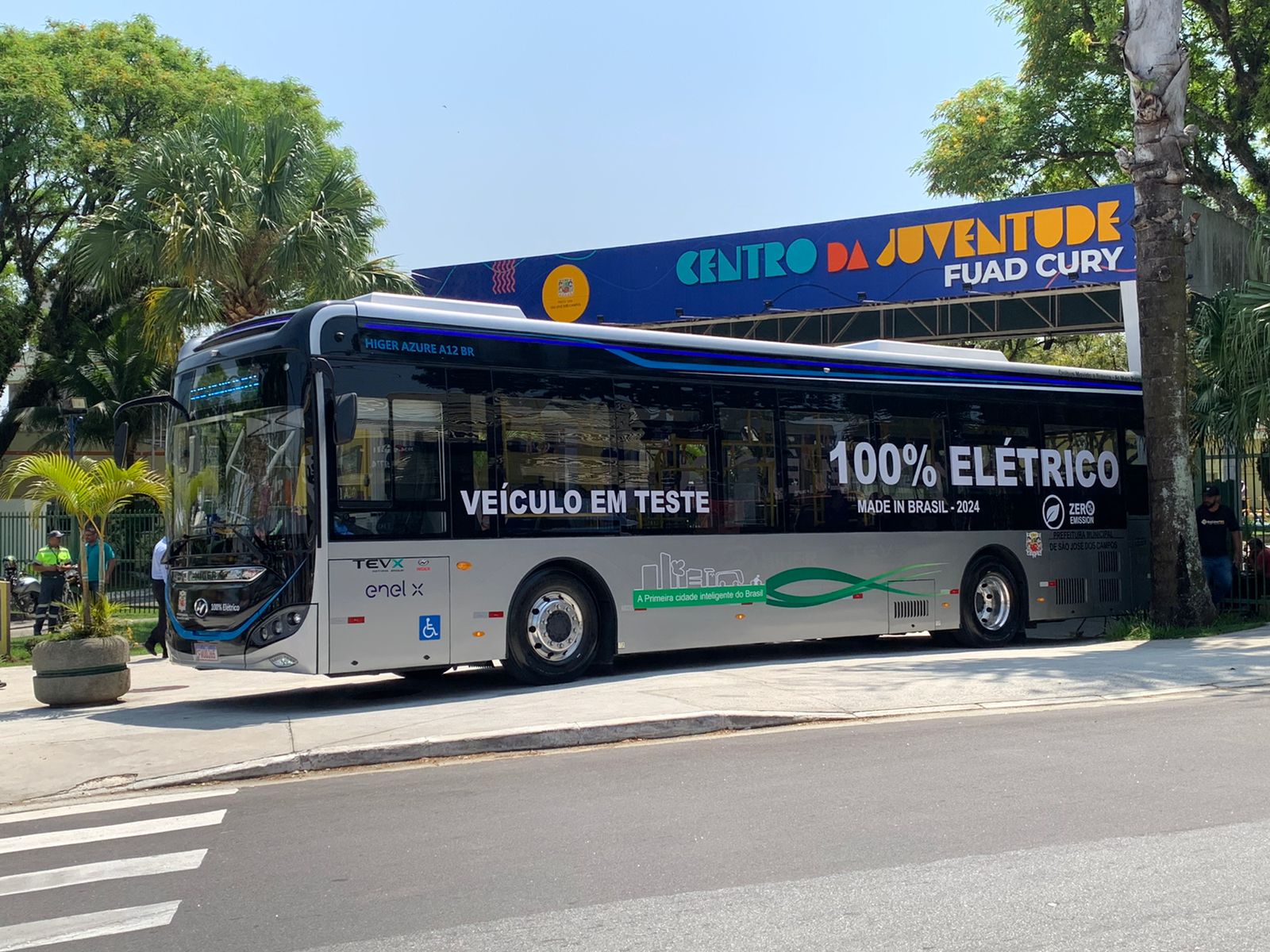 ônibus elétrico apresentado pela prefeitura de são josé dos campos no centro da juventude.