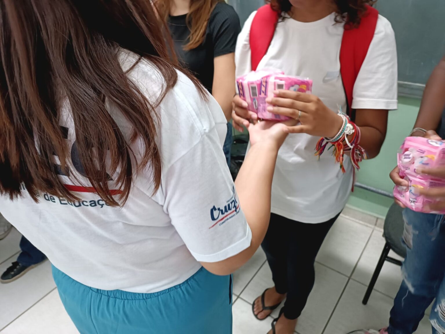 Entrega de absorventes higiênicos nas escolas municipais de Cruzeiro