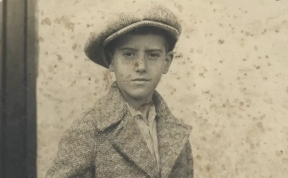 Retrato em preto e branco de Antoninho da Rocha Marmo, com o garota usando uma boina, um casaco e uma camisa, olhando para a câmera.