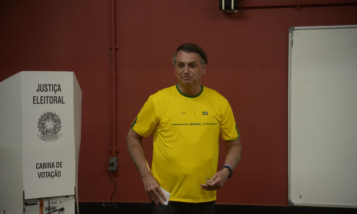 Bolsonaro com a camisa verde e amarela, do Brasil, votando neste domingo de eleições
