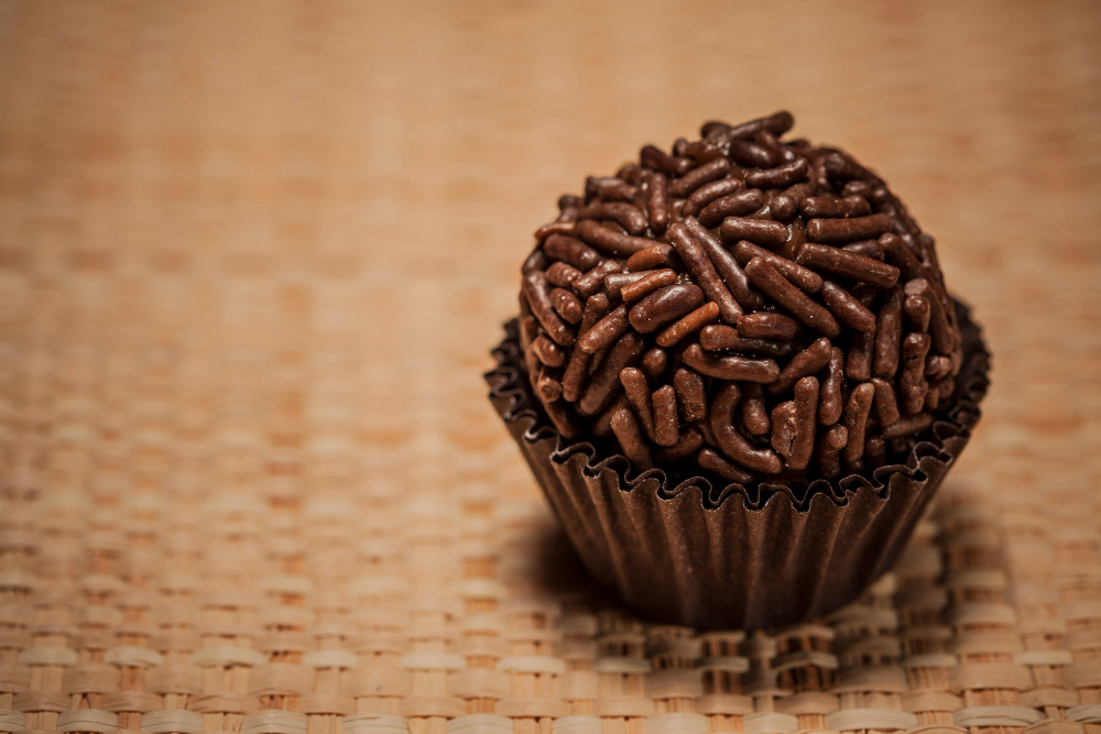 Brigadeiro em cima de uma mesa marrom.
