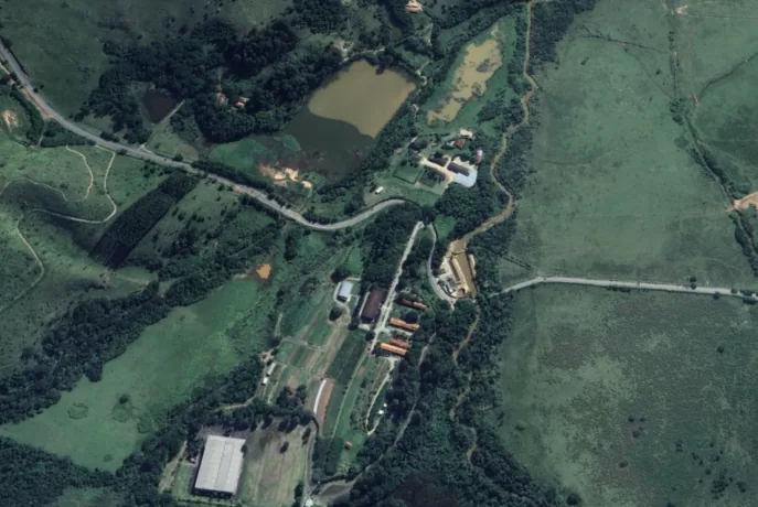 Vista aérea do Caminho do Ouro, em Taubaté, com área verde em volta e o caminho ao centro.